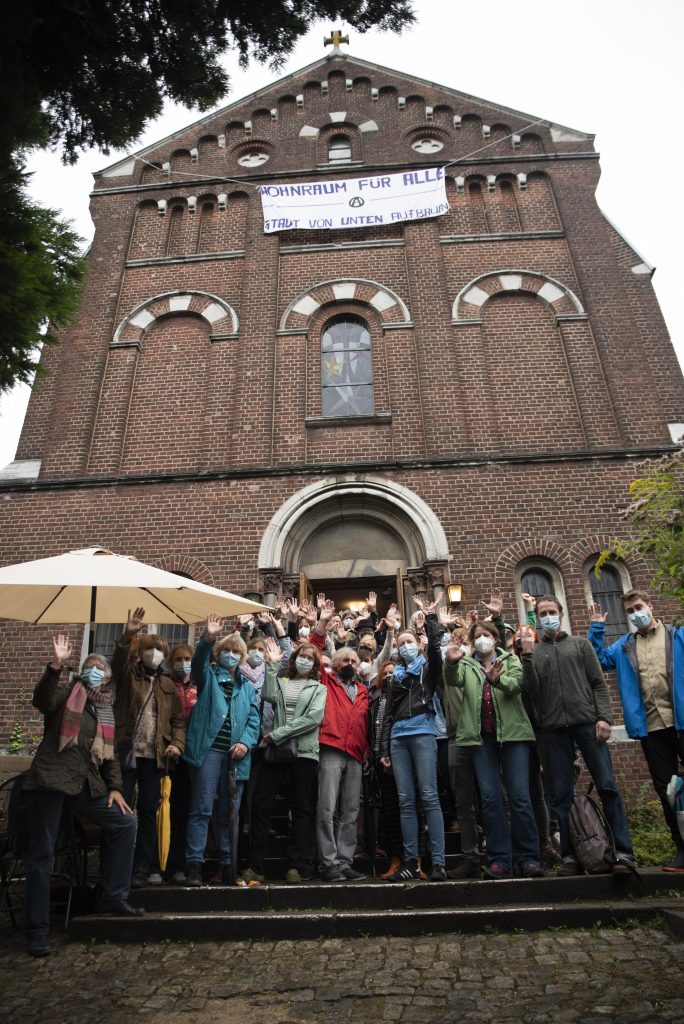 Mehr als 50 Anwohner*innen vor der Kirche des besetzten Klosters in der Lousbergstrße